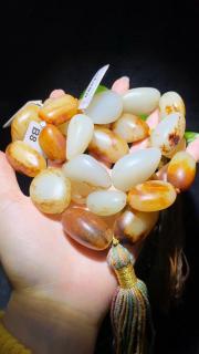 和田玉原石手串手持
