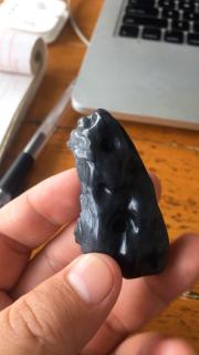 太湖石和田玉青花,前后都有皮子毛孔,图片不太清晰,这个算洒墨青花吗?
