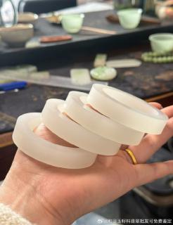 和田玉白玉手镯冰白,如冬日初雪般纯净的一级白,冰透如溪水般清澈,每