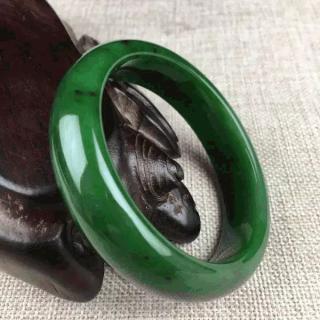 和田玉上的黑点盘玩久了会不见吗?