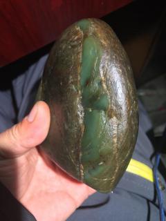 一块奇怪的和田玉籽料原石双色