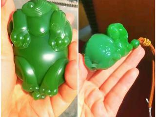 和田玉碧玉的颜色真的没法形容,同料子和两件作品,细度一样,颜色上依